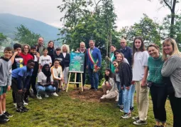Sindaco e amministratori comunali accolgono i radazzi delle scuole e del CCR e gli organizzatori dell'inizitiva Bosco Diffuso al parco Francotto per la piantumazione di 5 alberi 